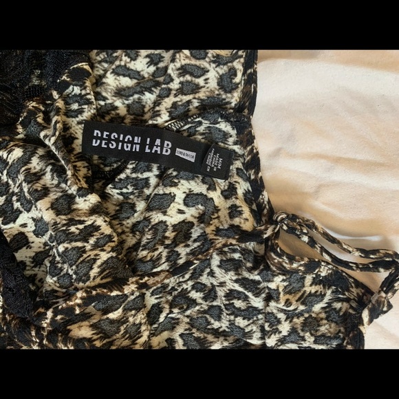 Cheetah Print V Neck Lace Tank Top - Picture 3 of 4